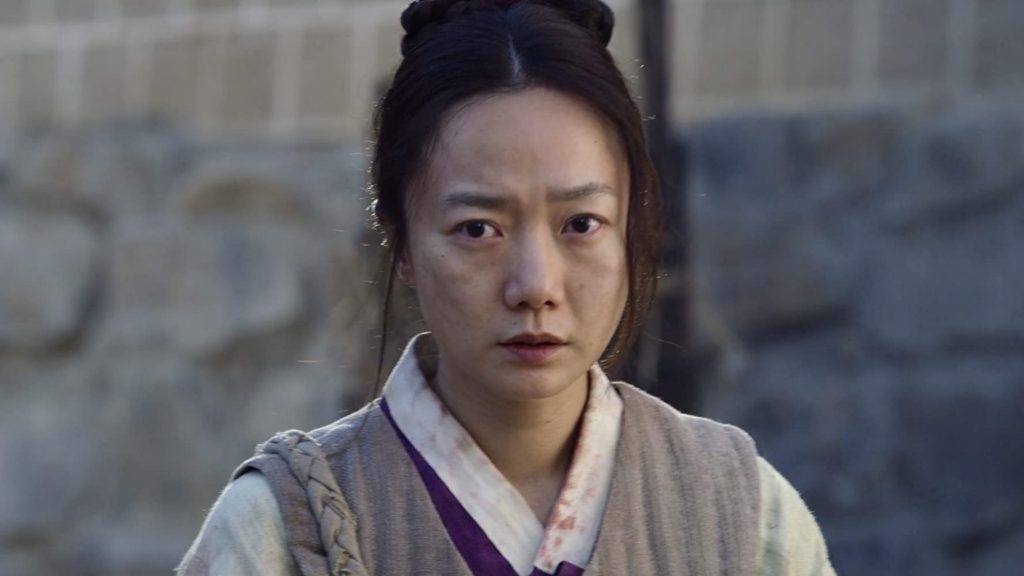 Doona Bae (Seo-bi) em cena de Kingdom.