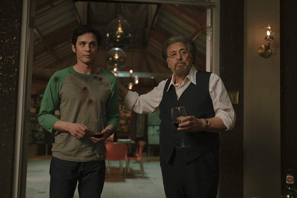 Logan Lerman e Al Pacino em cena de Hunters. 