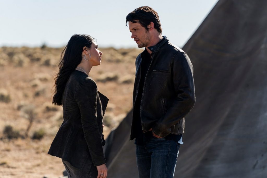 Nathan Parsons e Jeanine Mason em Roswell, Novo México.