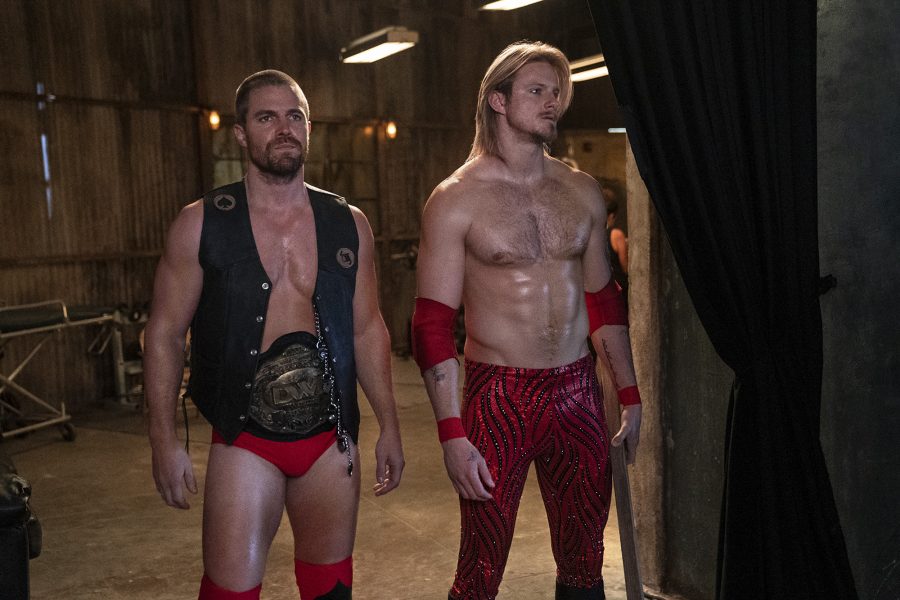 Em agosto Stephen Amell chega como lutador de mma na série hells 