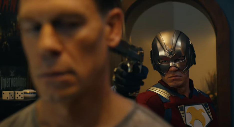 Cena de Pacificador 2x01 com John Cena como Peacemaker