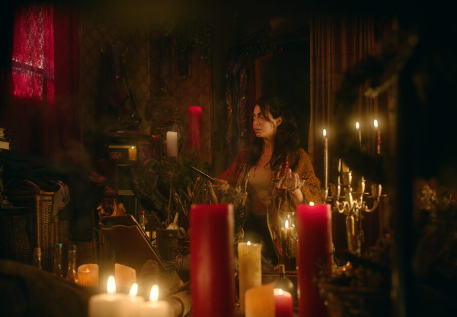 Emeraude Toubia protagoniza o filme de terror Rosario nos cinemas