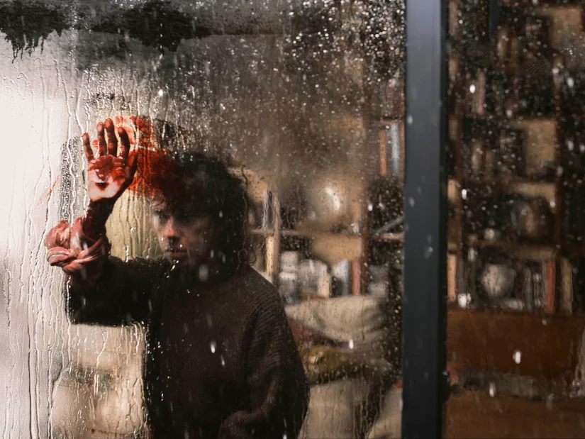 Cena tensa do filme Faça Ela Voltar da A24