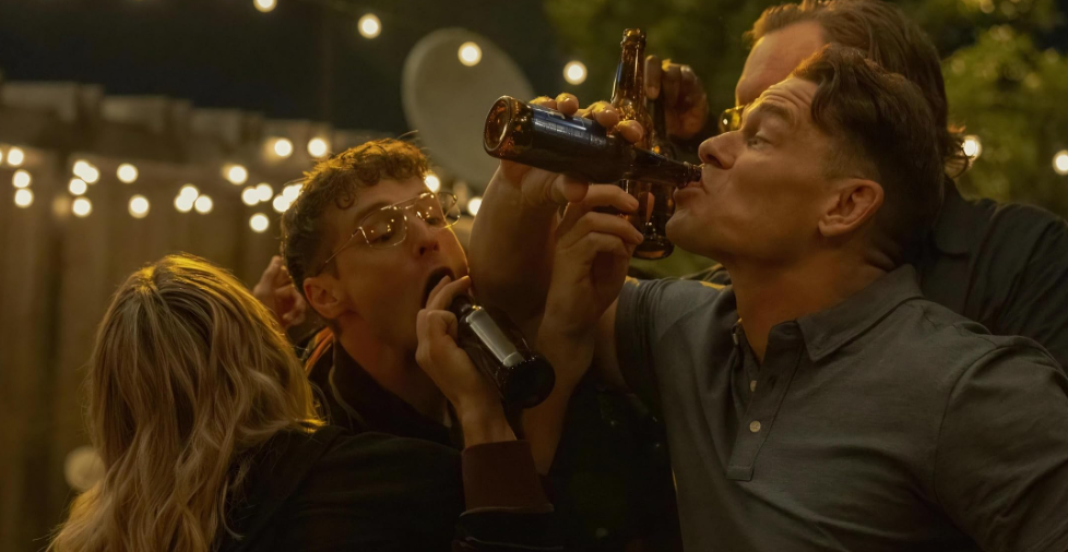 Cena de Pacificador 2x02 com Eagly roubando a cena em episódio intenso e emocionante.