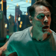 Cena de Pacificador 2x02 com Eagly roubando a cena em episódio intenso e emocionante.